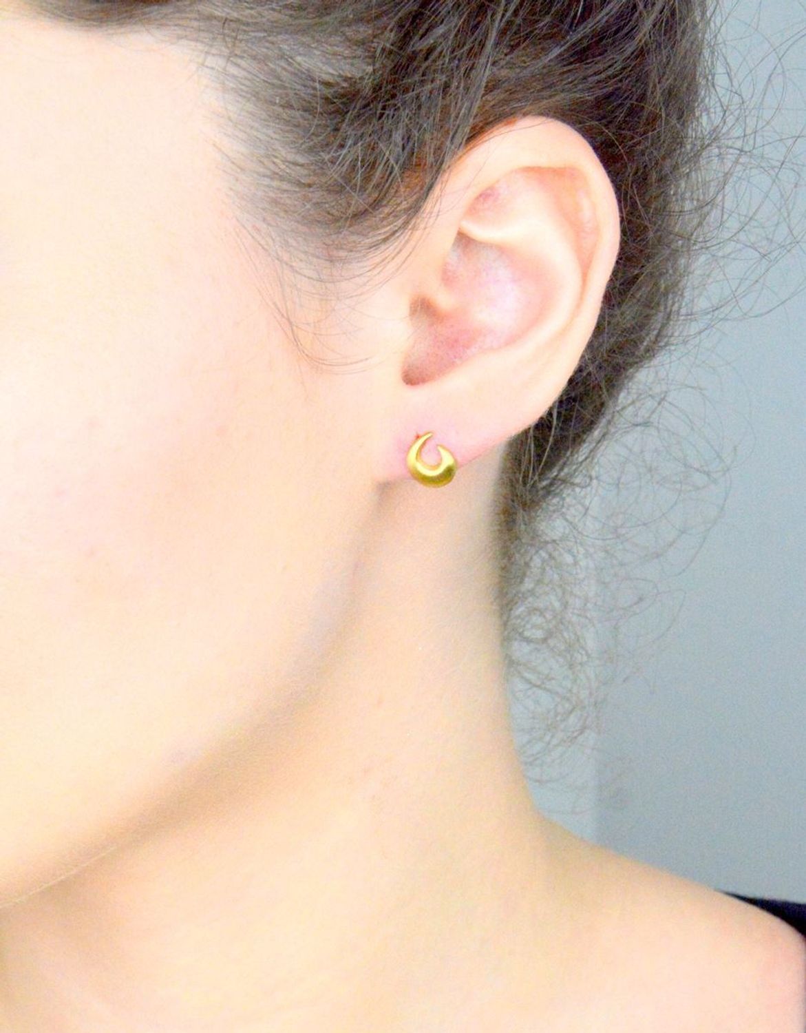 Złote kolczyki matowe w kształcie odwróconej i pogrubionej C - 333. Złote kolczyki o matowym kształcie odwróconej litery C. Odważne wykonane z wysokiej jakości złota próby 333 1.jpg